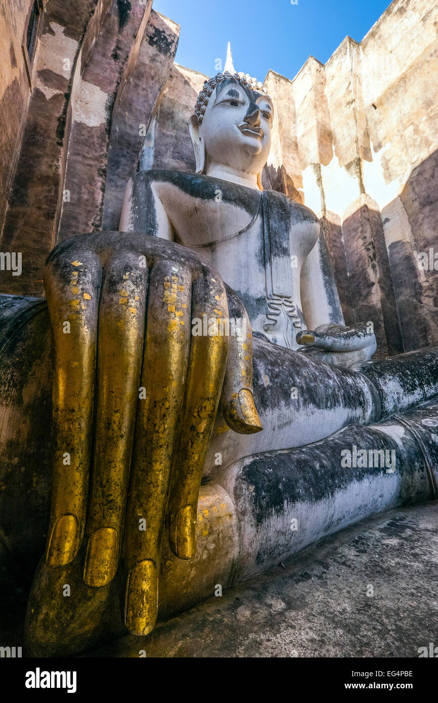 L'Asie. La Thaïlande, l'ancienne capitale du Siam. Parc archéologique de Sukhothai, classé au Patrimoine Mondial de l'UNESCO. Wat Si Chum. Statue de Bouddha Banque D'Images
