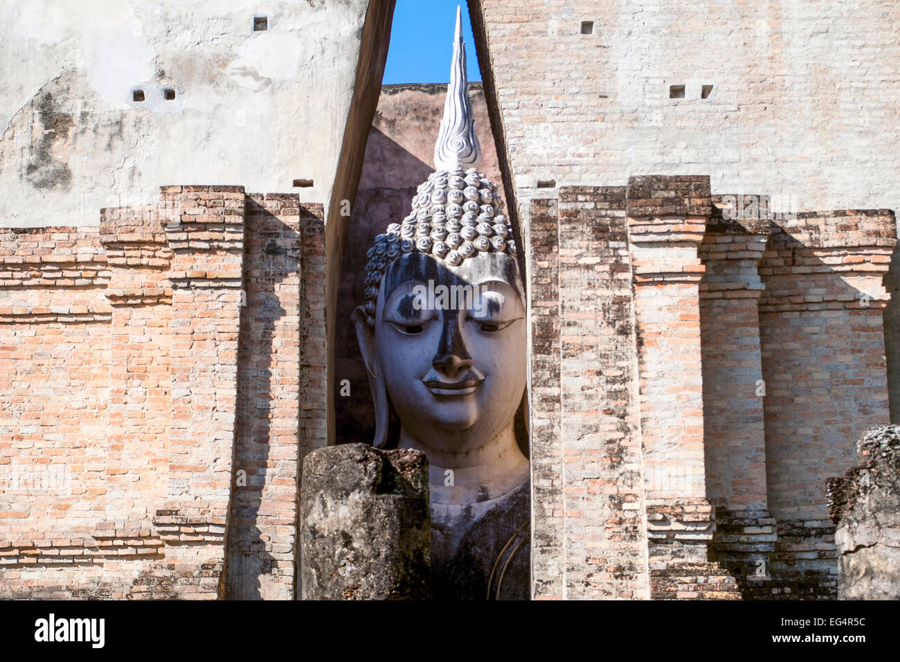 L'Asie. La Thaïlande, l'ancienne capitale du Siam. Parc archéologique de Sukhothai, le Wat Si Chum. Tête de statue de Bouddha. Banque D'Images