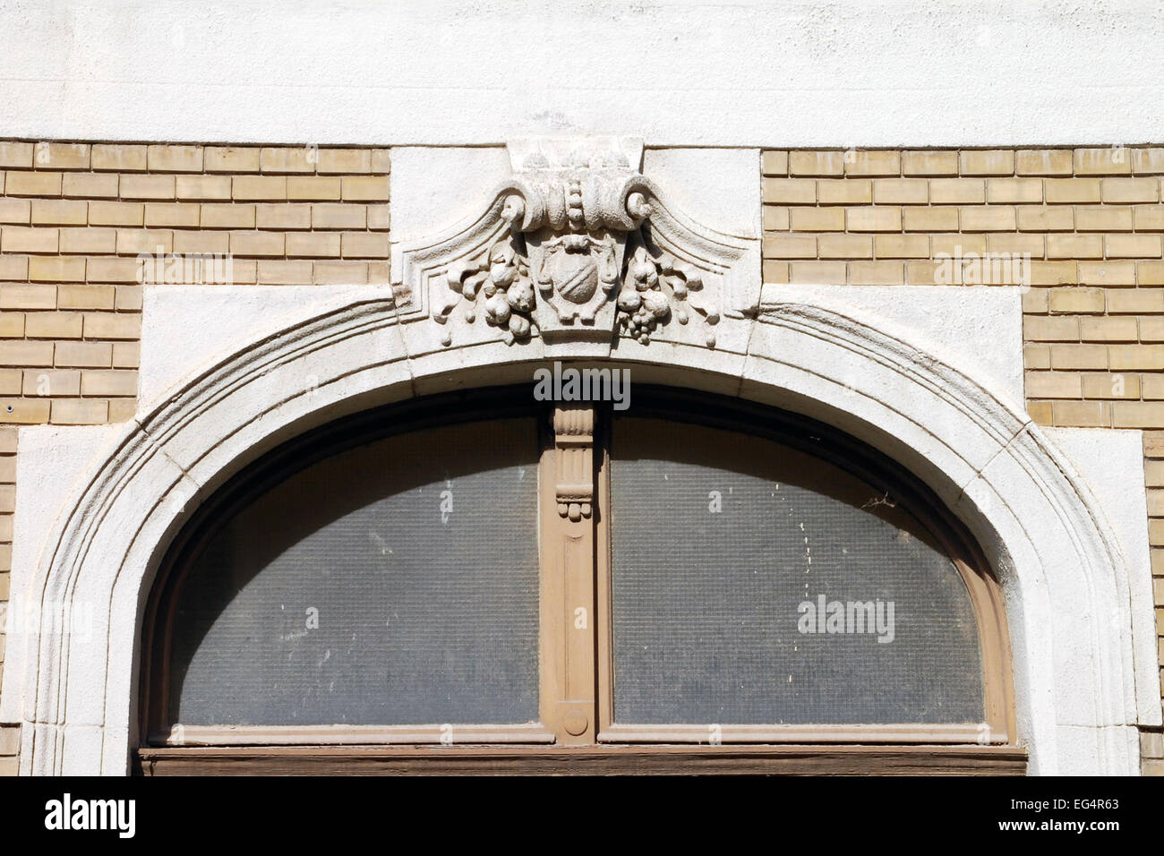 Ornement ancien au-dessus des fenêtres sur le bâtiment. L'ornement est fait quand les bâtiments en brique et dans la période allant du début o Banque D'Images