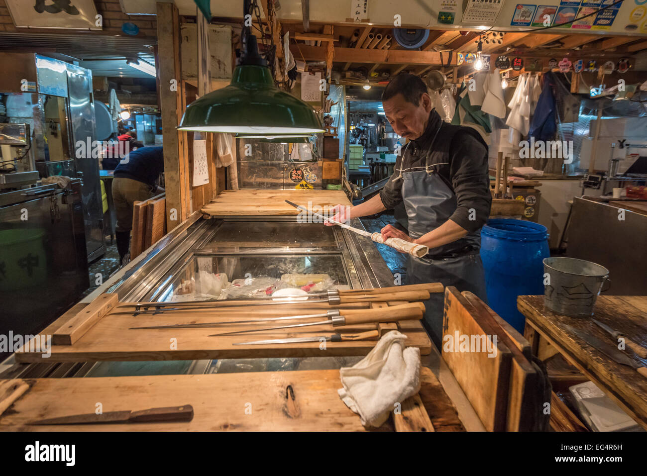 TOKYO, JAPON - 22 novembre, 2014 : Ancien homme japonais avec des couteaux à Tsukiji, le plus grand marché de poissons et de fruits de mer en t Banque D'Images