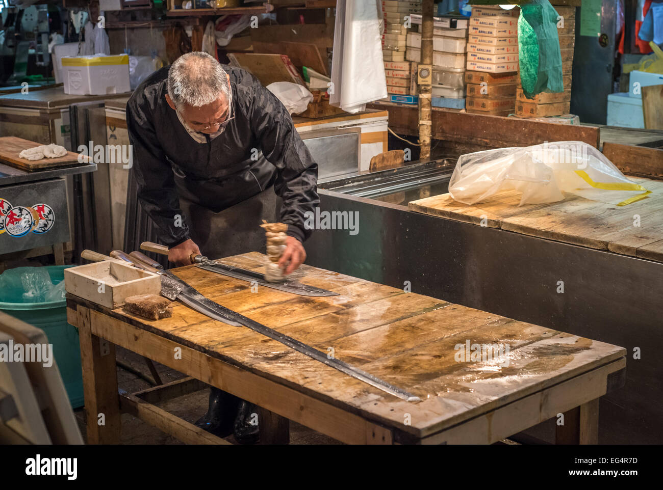 TOKYO, JAPON - 22 novembre, 2014 : Ancien homme japonais avec des couteaux à Tsukiji, le plus grand marché de poissons et de fruits de mer en t Banque D'Images
