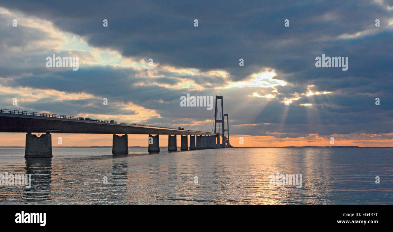 Le Storebaelt bridge liens Nouvelle-zélande à Fynen au Danemark l'enregistrement voyageurs un fastidieux voyage en mer et d'une heure. Banque D'Images