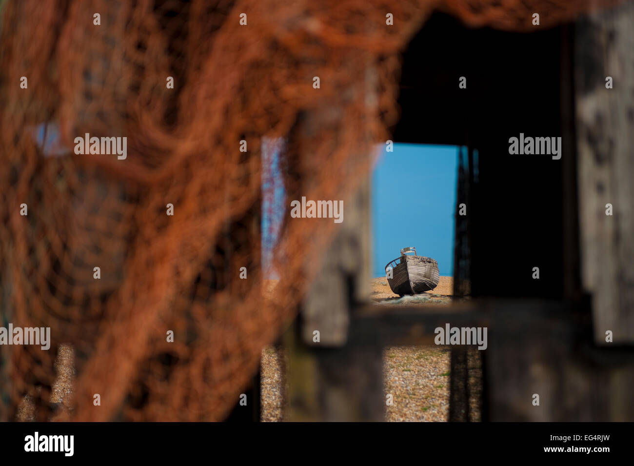 Vieux bateau cassé sur la plage de dormeur observé de la fenêtre de la cabane de pêcheurs. Banque D'Images