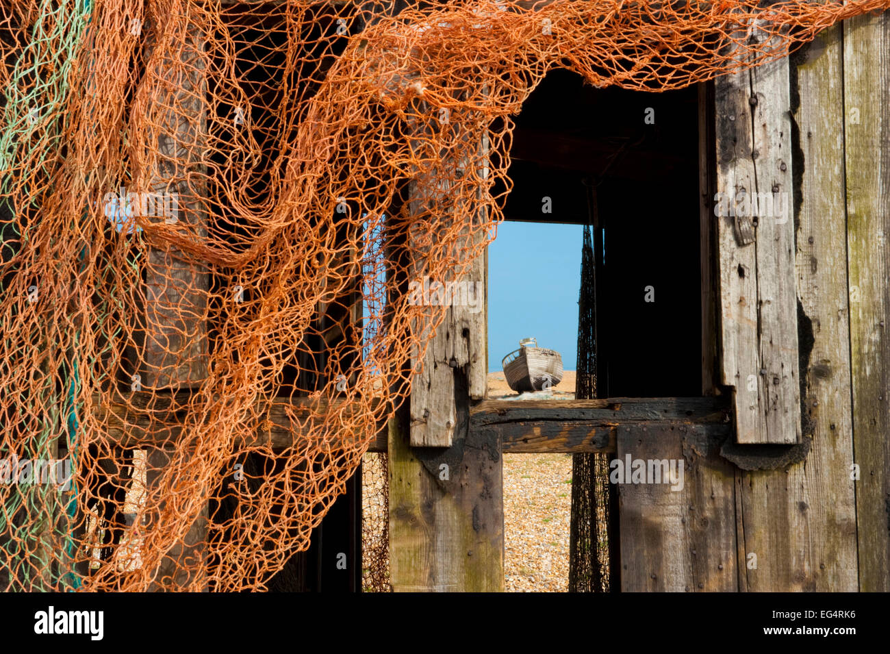 Vieux bateau cassé sur la plage de dormeur observé de la fenêtre de la cabane de pêcheurs. Banque D'Images