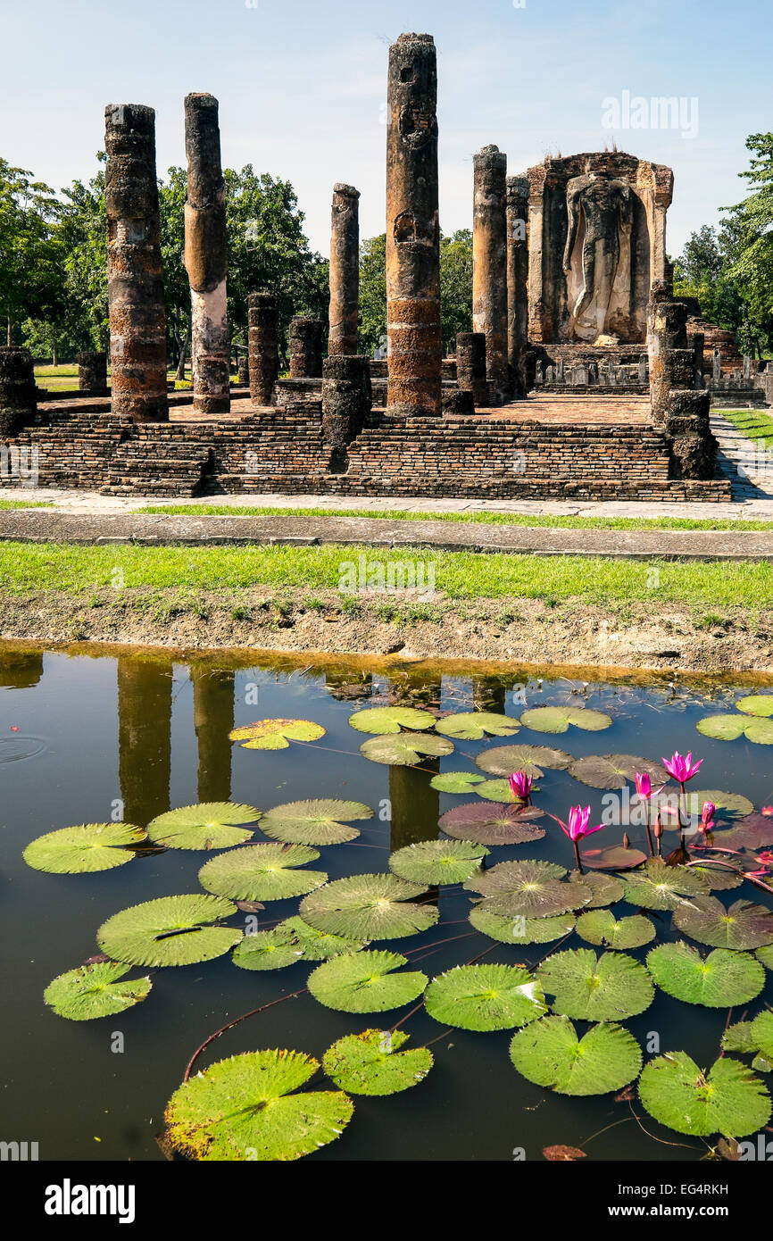 L'Asie. La Thaïlande, l'ancienne capitale du Siam. Parc archéologique de Sukhothai. Wat Traphang Ngoen. Balade statue de Bouddha. Banque D'Images