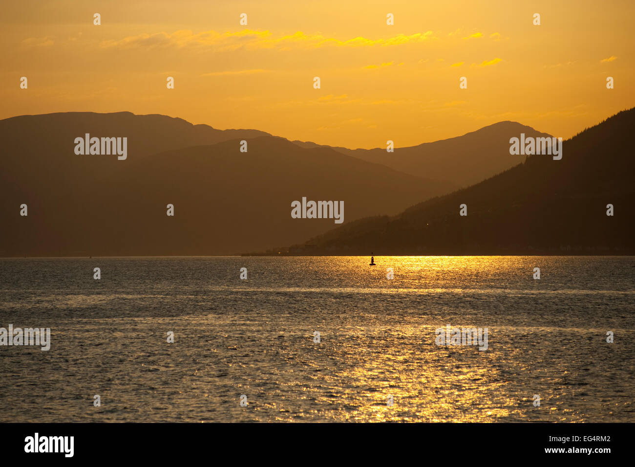 À la recherche sur le Firth of Clyde, en direction de l'Argyle hills au coucher du soleil. Banque D'Images