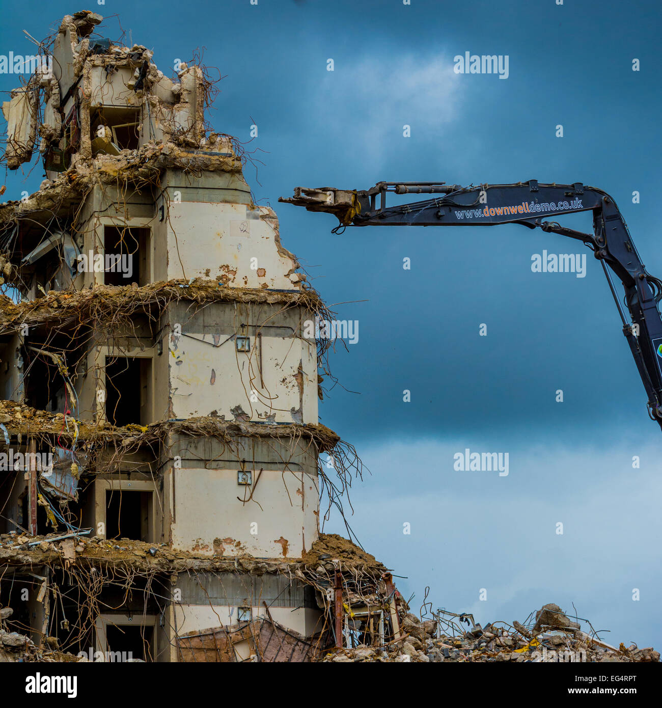 Démolition de bâtiment de bureaux par croqueur de géant Banque D'Images