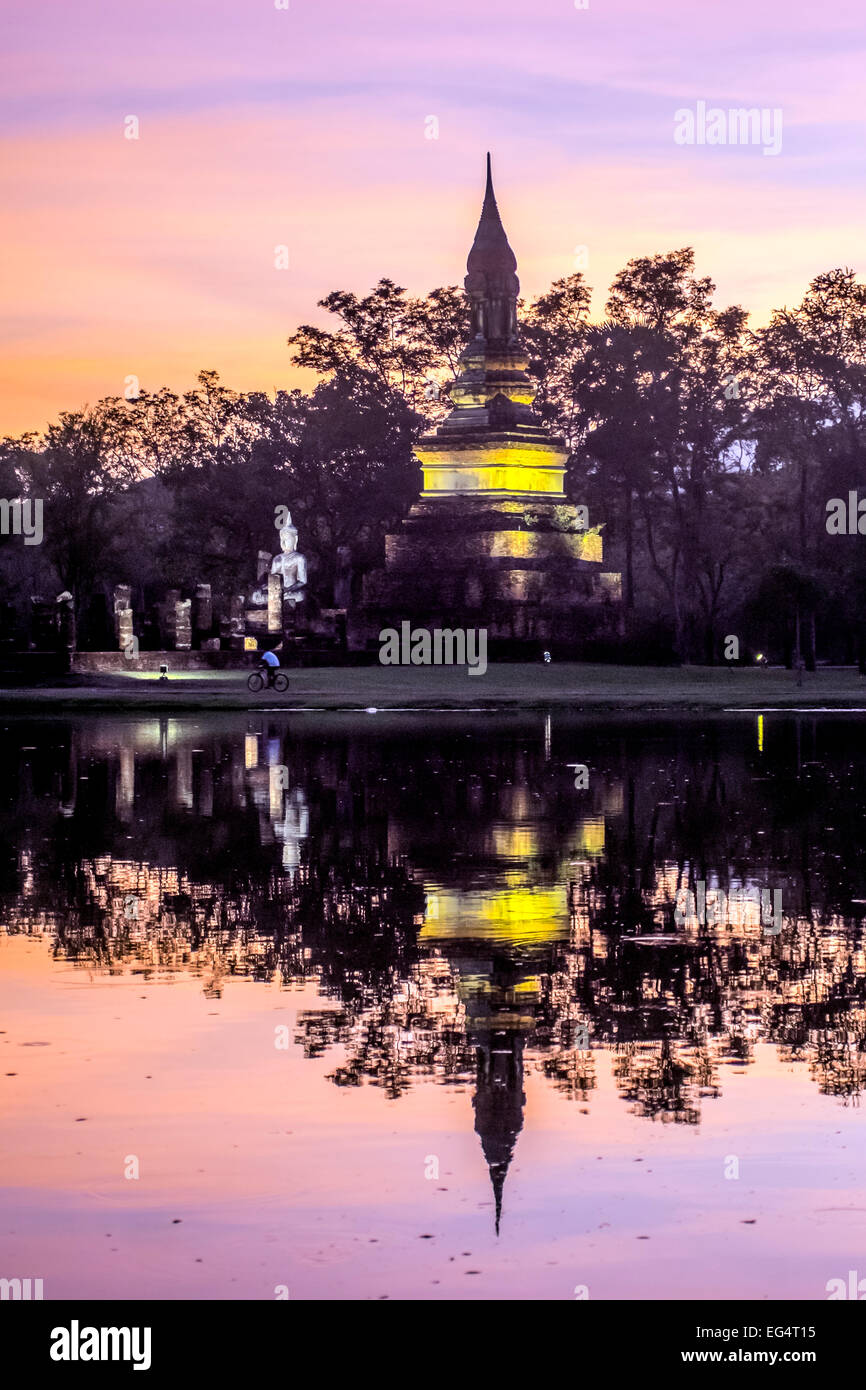 L'Asie. La Thaïlande, l'ancienne capitale du Siam. Sukhotaï parc archéologique, classé au Patrimoine Mondial de l'UNESCO. Wat Traphang Ngoen par nigh Banque D'Images