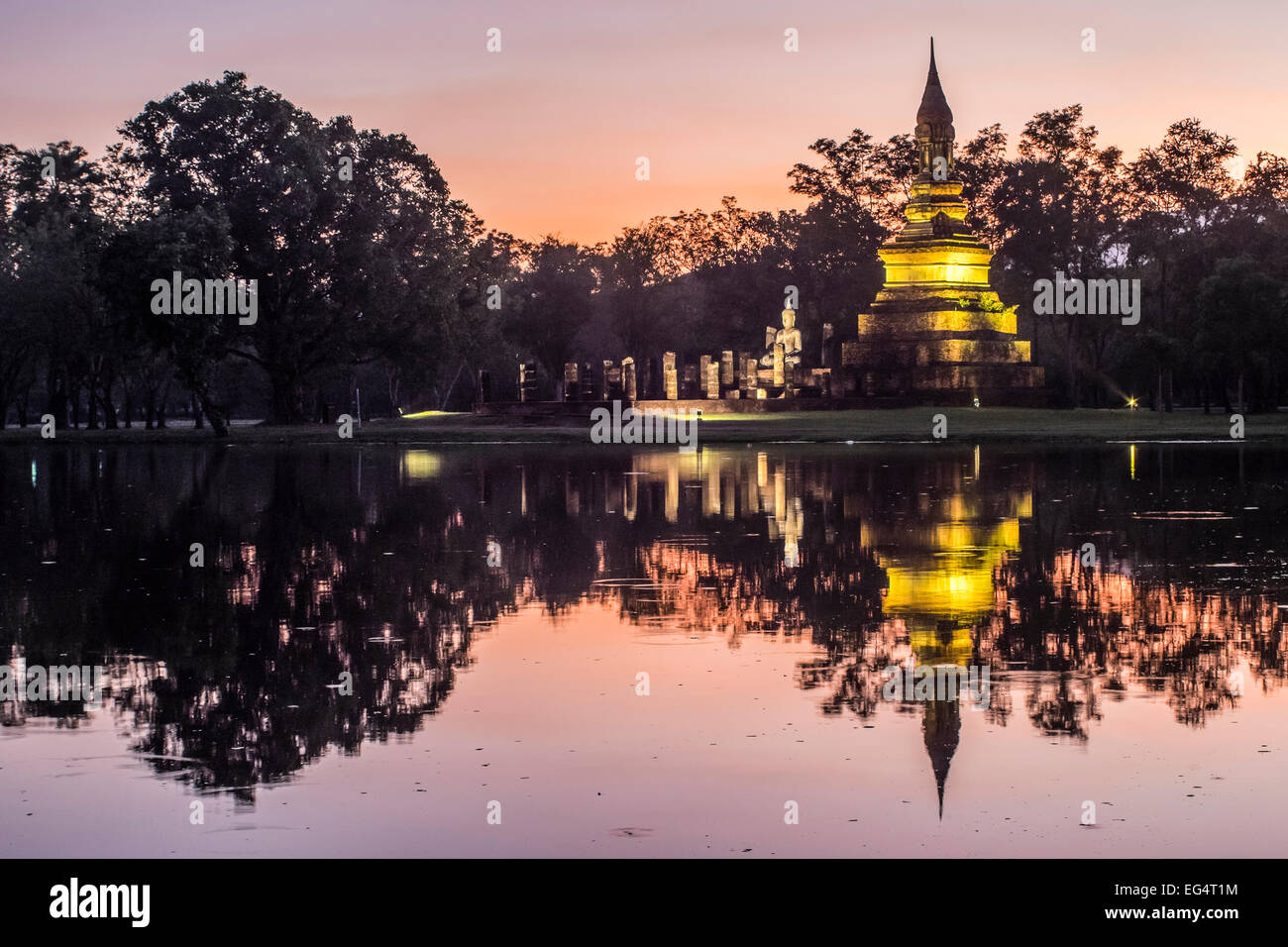 L'Asie. La Thaïlande, l'ancienne capitale du Siam. Parc archéologique de Sukhothai classée au Patrimoine Mondial de l'UNESCO. Wat Traphang Ngoen par nuit Banque D'Images