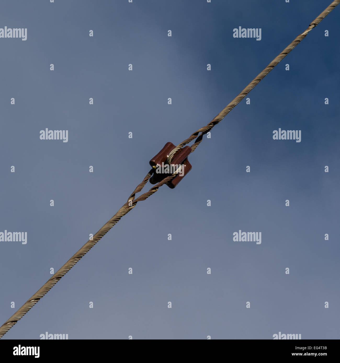 Isolant électrique contre le ciel Banque D'Images