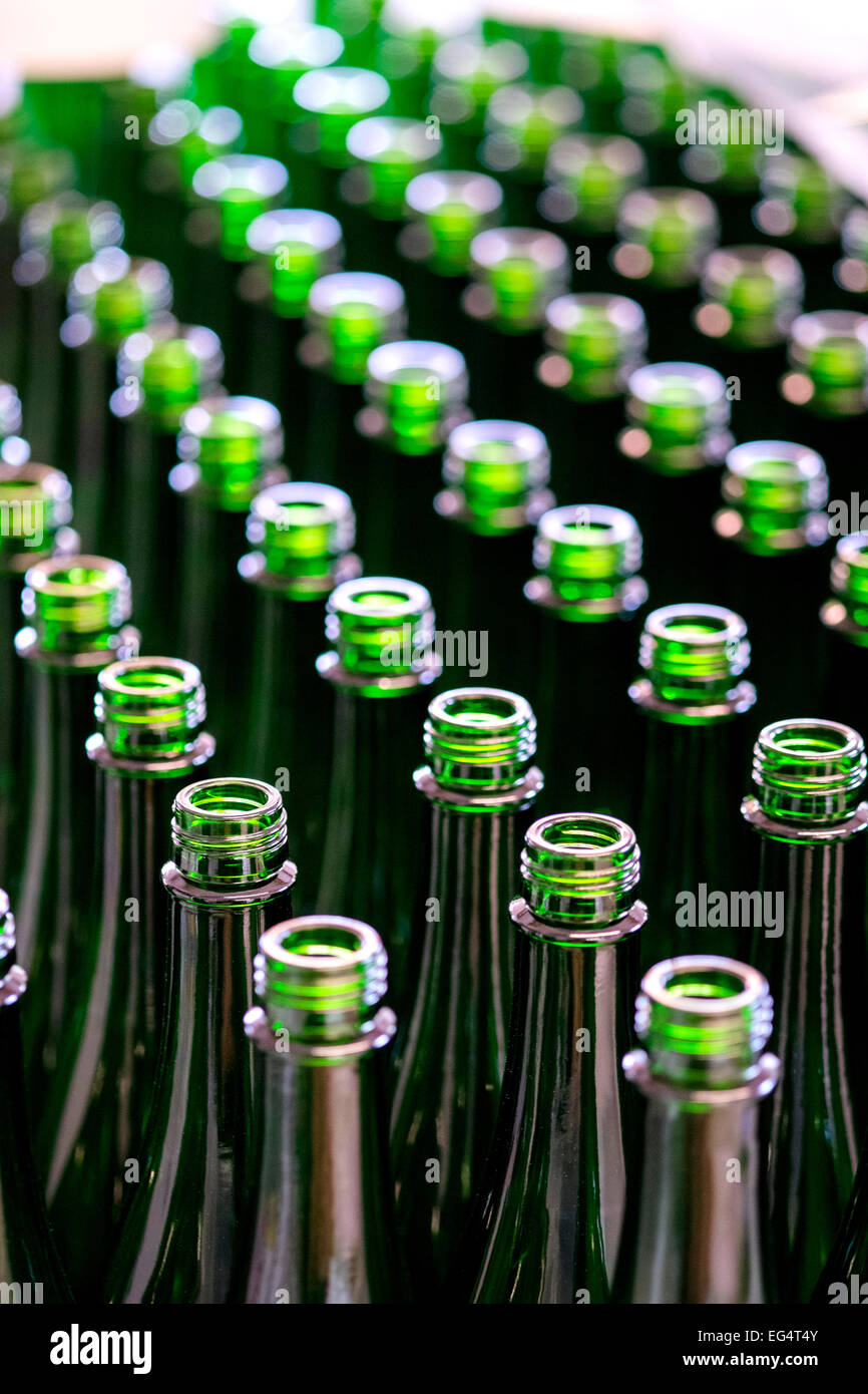 Rangées de bouteilles vides en vert de mise en bouteille Banque D'Images