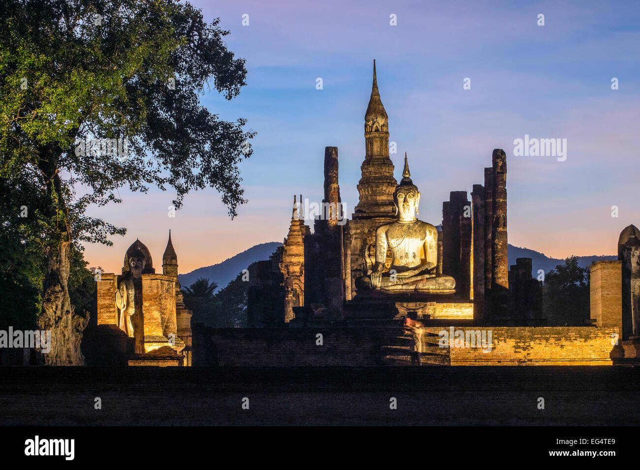 L'Asie. La Thaïlande, l'ancienne capitale du Siam. Parc archéologique de Sukhothai, classé au Patrimoine Mondial de l'UNESCO. Wat Mahathat au coucher du soleil. Banque D'Images