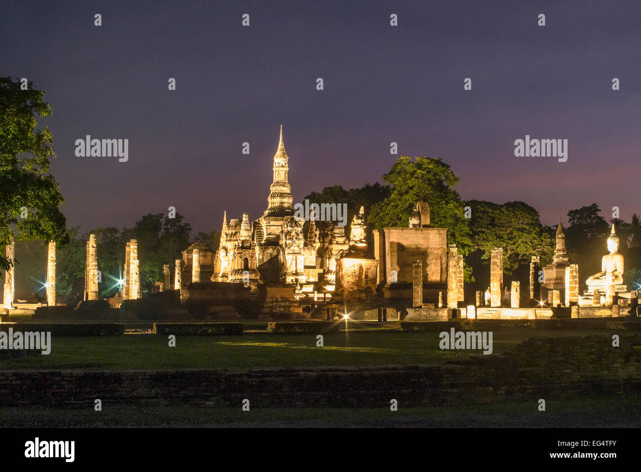 L'Asie. La Thaïlande, l'ancienne capitale du Siam. Parc archéologique de Sukhothai, classé au Patrimoine Mondial de l'UNESCO. Wat Mahathat par nuit. Banque D'Images