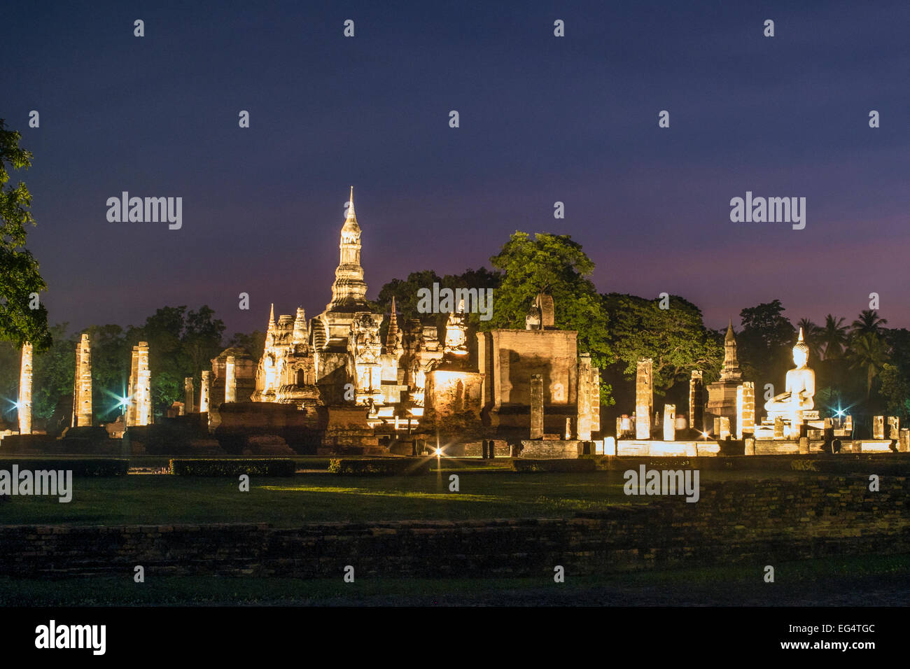 L'Asie. La Thaïlande, l'ancienne capitale du Siam. Parc archéologique de Sukhothai, classé au Patrimoine Mondial de l'UNESCO. Wat Mahathat par nuit. Banque D'Images