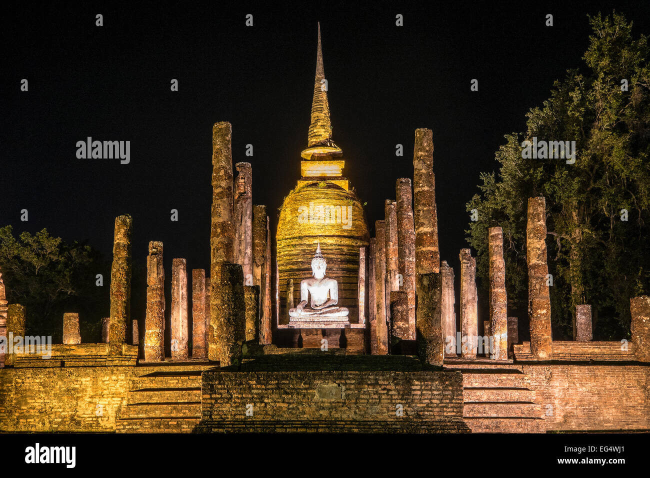 L'Asie. La Thaïlande, l'ancienne capitale du Siam. Parc archéologique de Sukhothai, classé au Patrimoine Mondial de l'UNESCO. Wat Sa Sri par nuit. Banque D'Images