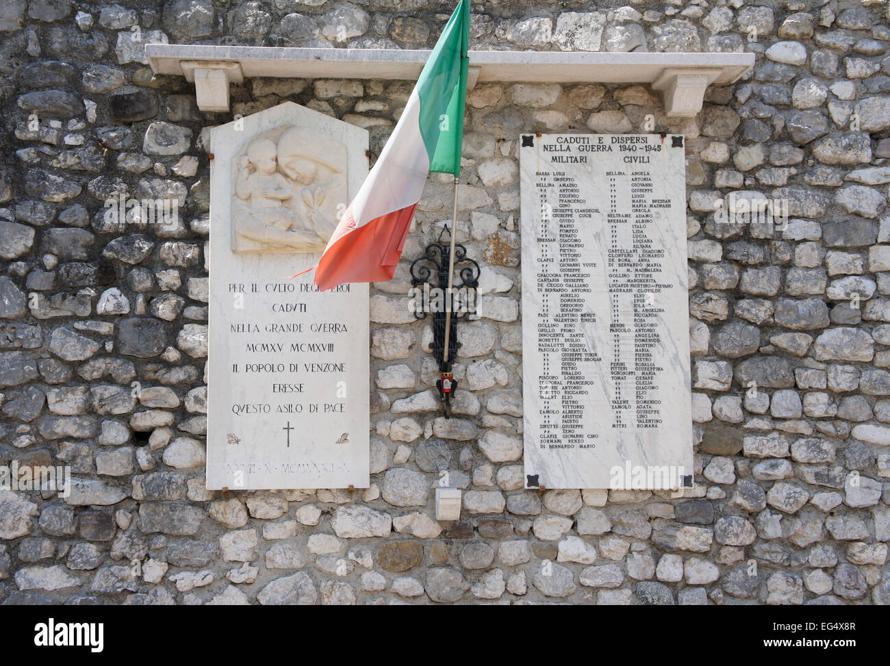 Monument aux morts civils et militaires de la Seconde Guerre mondiale dans la ville de Venzone dans Friuli-Venzone Giulia, Italie Banque D'Images