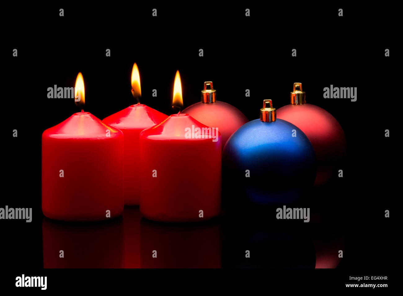 Bougies boules de Noël rouge Banque D'Images