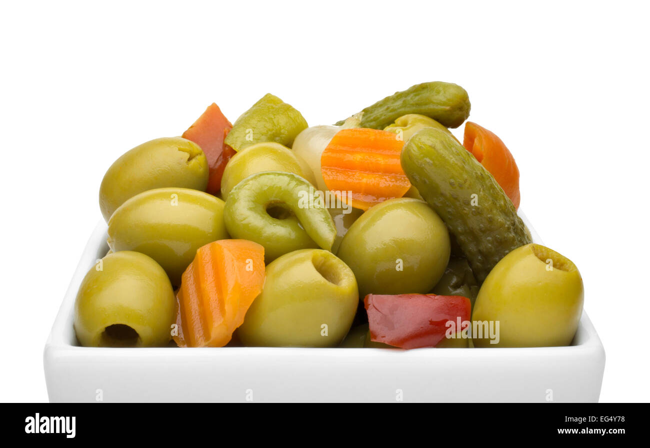 Olives cornichons marinés à l'ail oignons carottes piment poivre rouge Banque D'Images