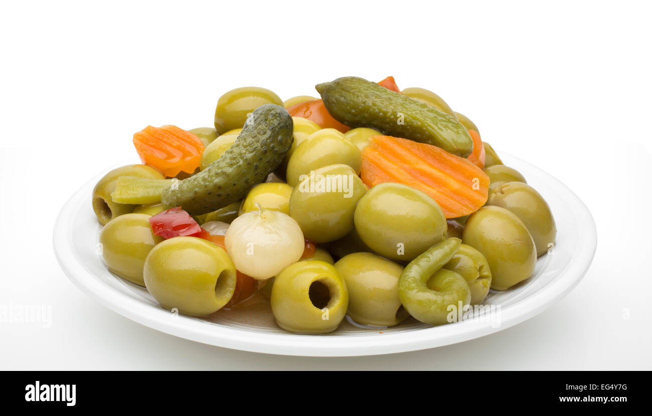 Olives cornichons marinés à l'ail oignons carottes piment poivre rouge Banque D'Images