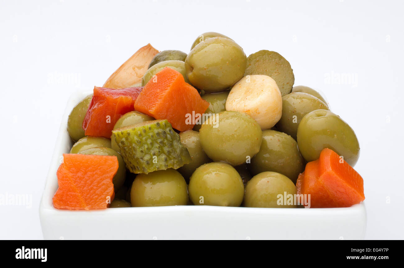 Olives cornichons marinés à l'ail oignons carottes piment poivre rouge Banque D'Images