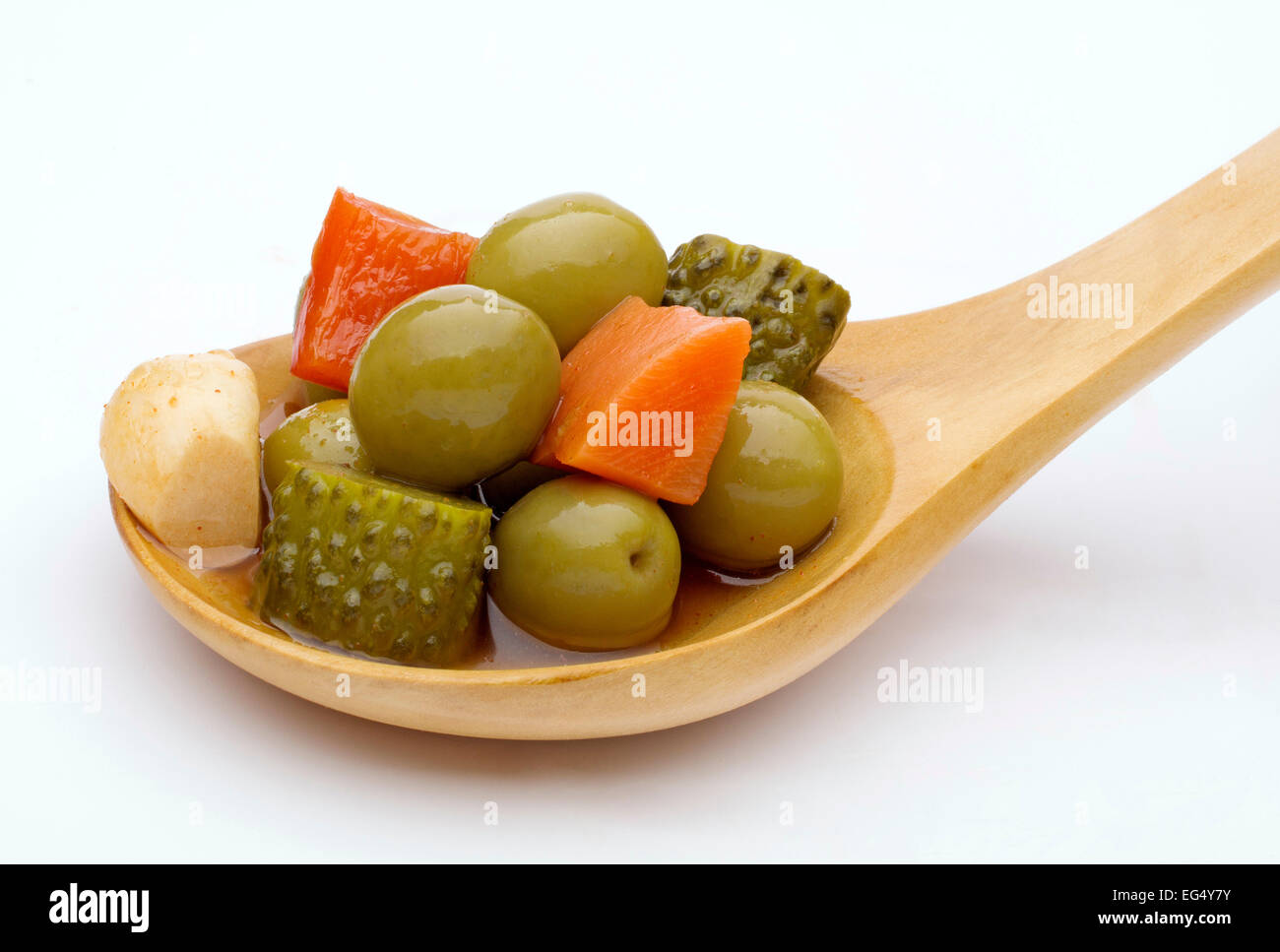 Olives cornichons marinés à l'ail oignons carottes piment poivre rouge Banque D'Images