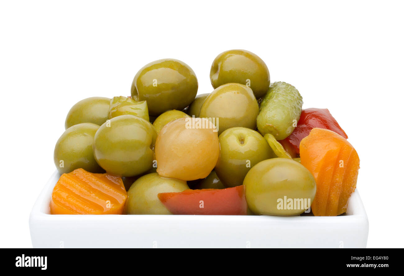 Olives cornichons marinés à l'ail oignons carottes piment poivre rouge Banque D'Images