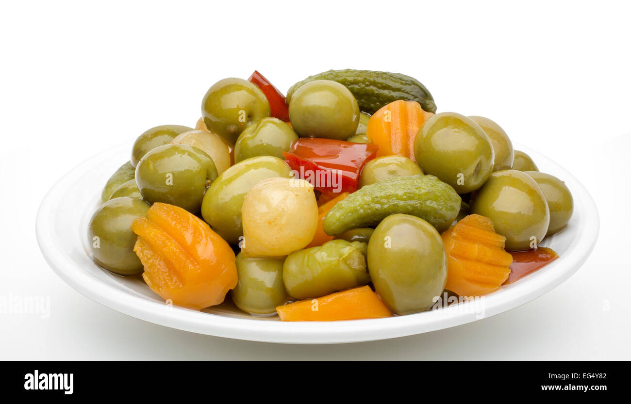 Olives cornichons marinés à l'ail oignons carottes piment poivre rouge Banque D'Images