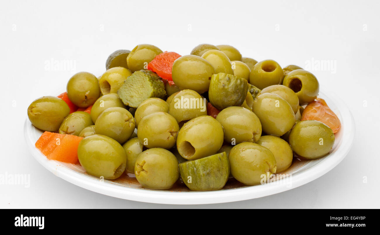 Olives cornichons marinés à l'ail oignons carottes piment poivre rouge Banque D'Images