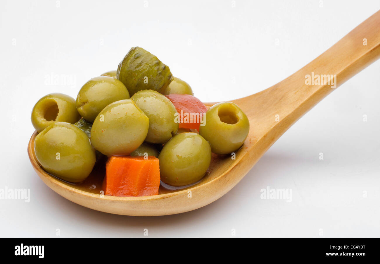 Olives cornichons marinés à l'ail oignons carottes piment poivre rouge Banque D'Images