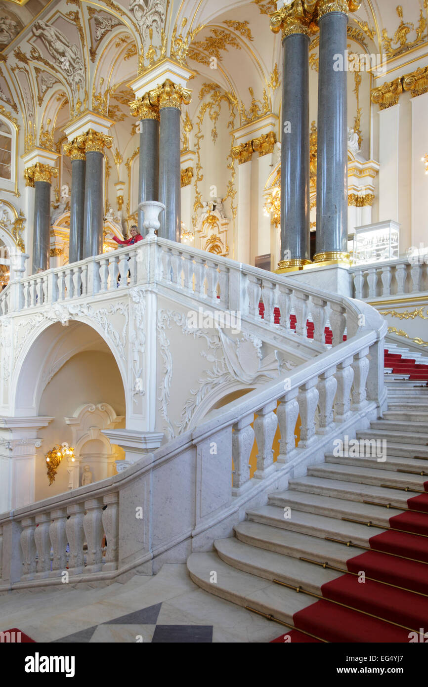Escalier d'entrée au Musée de l'Ermitage, Saint-Pétersbourg, Russie Banque D'Images