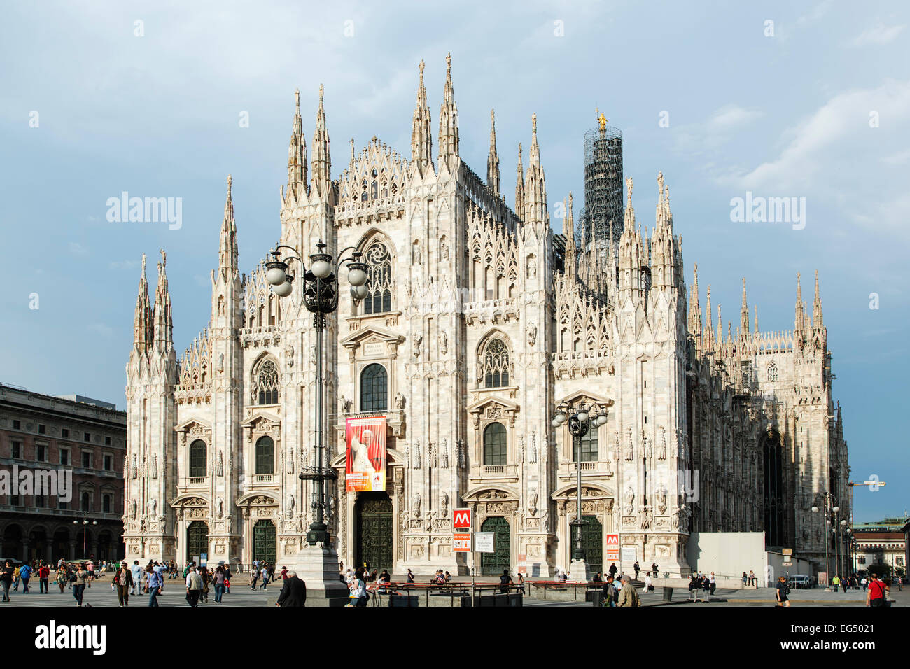 La cathédrale de Milan (Duomo di Milano) et les gens sur la place du Duomo, Milan, Italie Banque D'Images