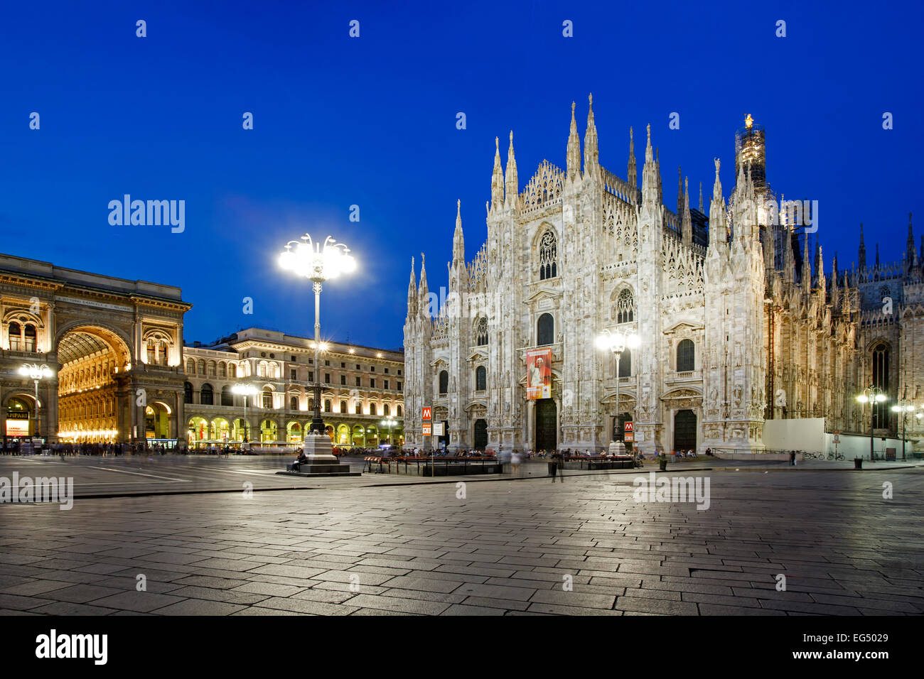 Galerie Vittorio Emanuele (à gauche), et de la cathédrale de Milan (Duomo di Milano) (à droite), la place du Duomo, Milan, Italie Banque D'Images