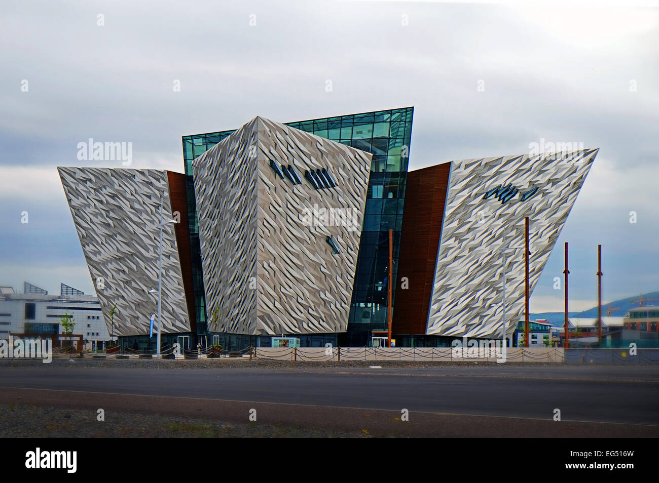Le bâtiment futuriste Titanic Museum sur les rives de la rivière Lagan à Belfast en Irlande du Nord. Banque D'Images