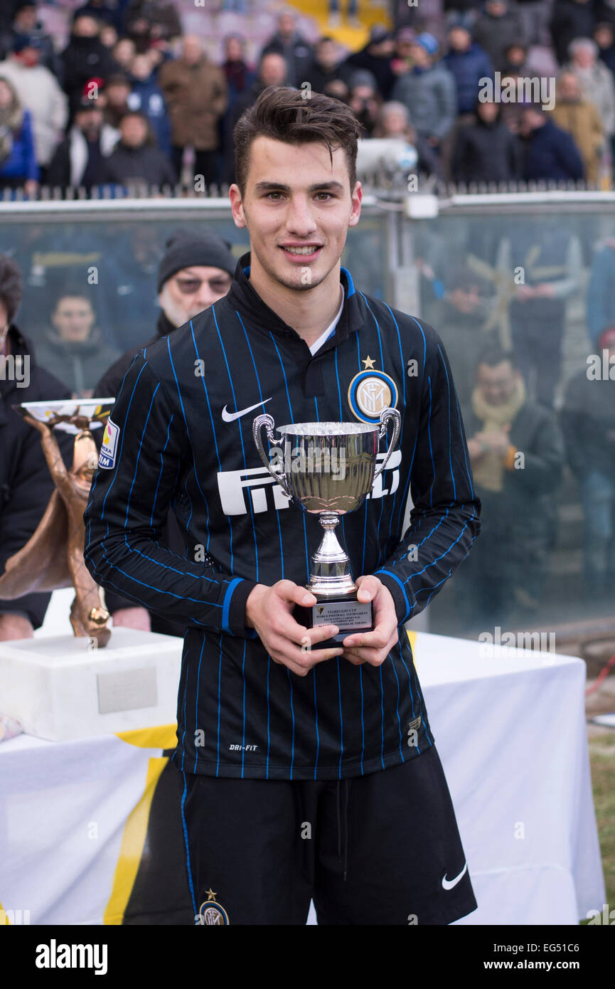 Pise, Italie. 16 Février, 2015. Federico Bonazzoli (Inter) Football/soccer : Bonazzoli de fête avec son trophée de meilleur buteur après le match de finale du tournoi de Viareggio entre Inter 2-1 Hellas Verona Arena Garibaldi au stade de Pise, Italie . Credit : Maurizio Borsari/AFLO/Alamy Live News Banque D'Images