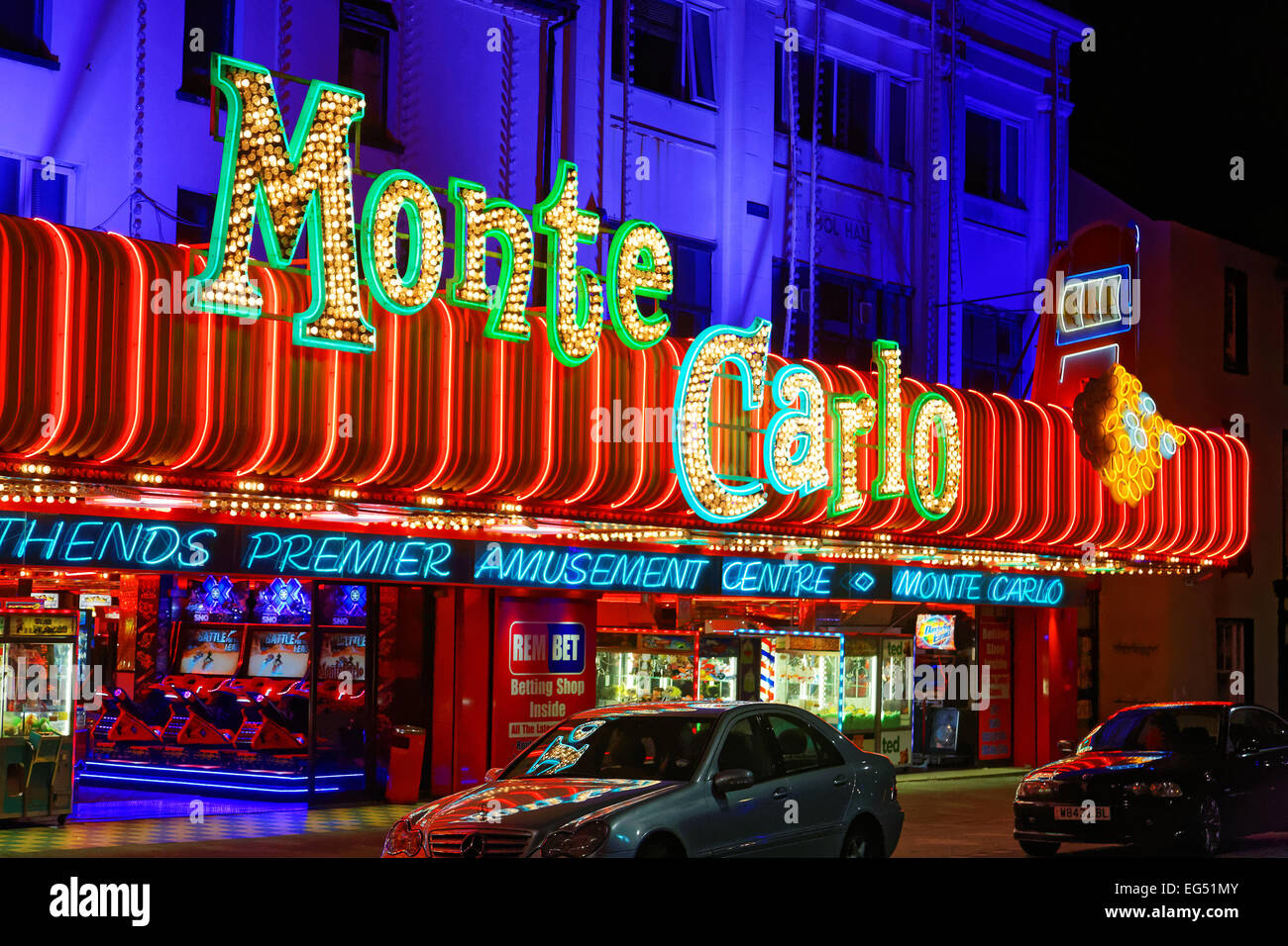 Front de Southend montrant les salles de jeux tard dans la nuit lorsque son calme Banque D'Images