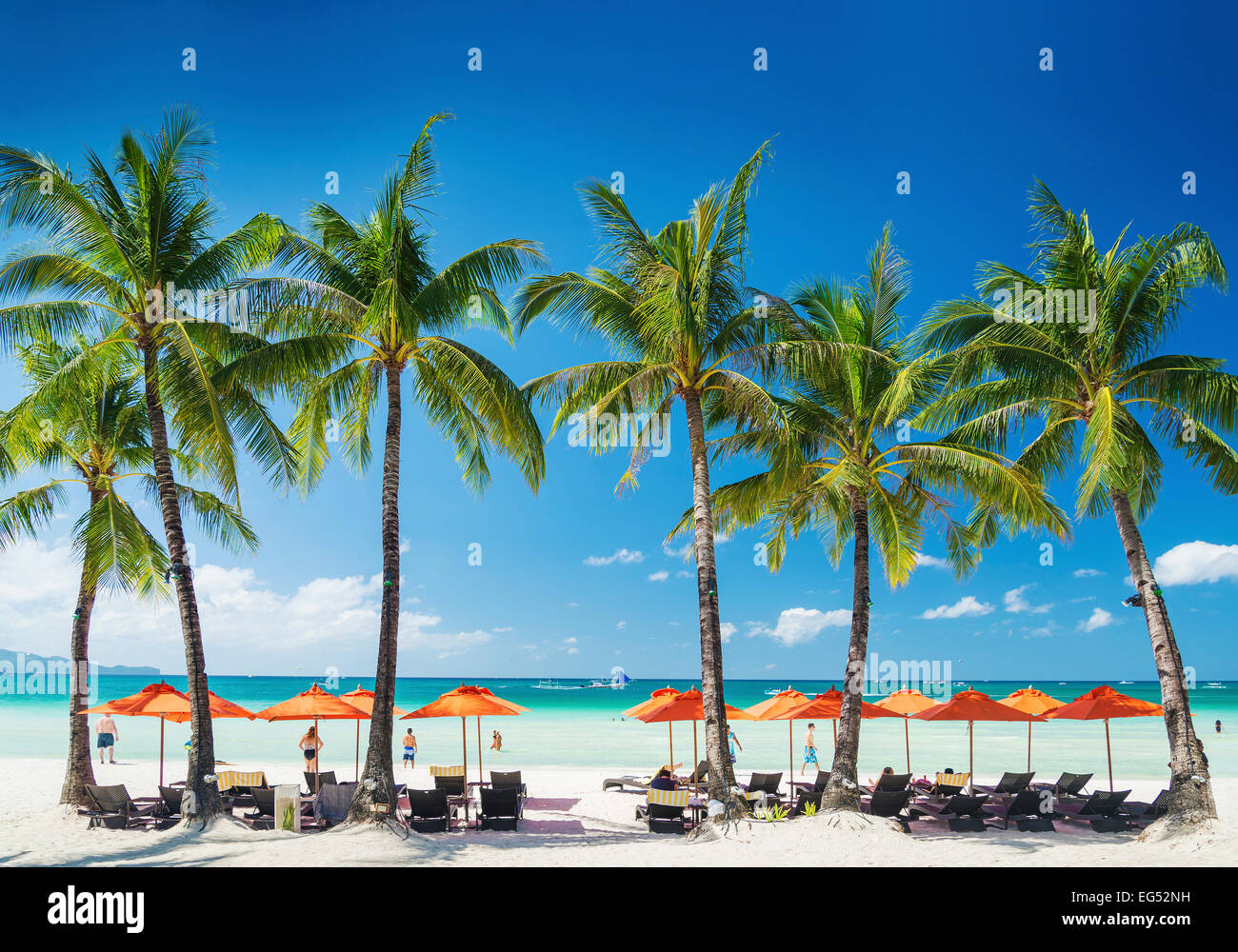 White Beach lounge bar chaises et parasols sur île tropicale de Boracay aux Philippines Banque D'Images