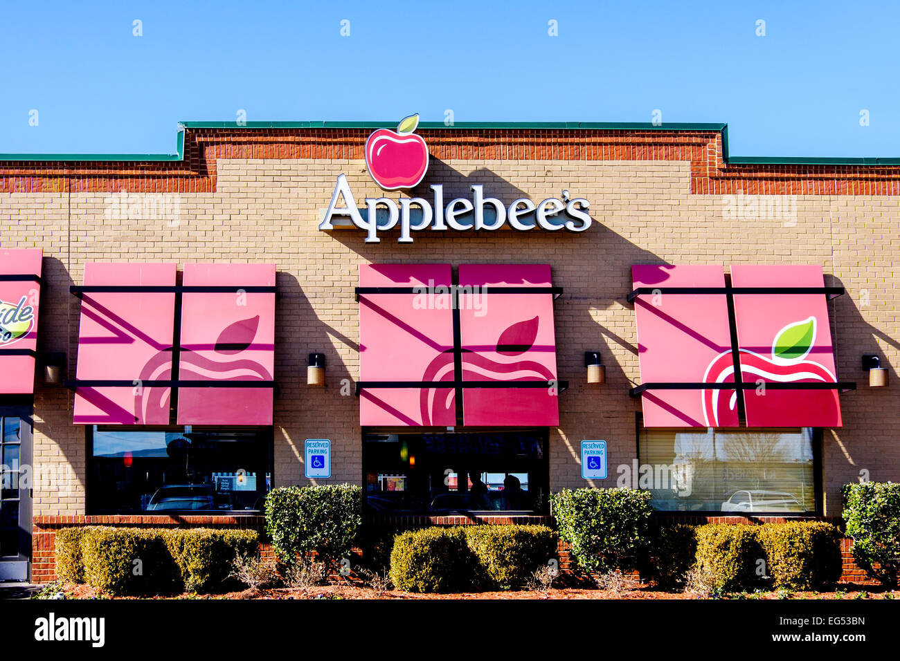 L'extérieur avant de l'Applebee's restaurant. Banque D'Images