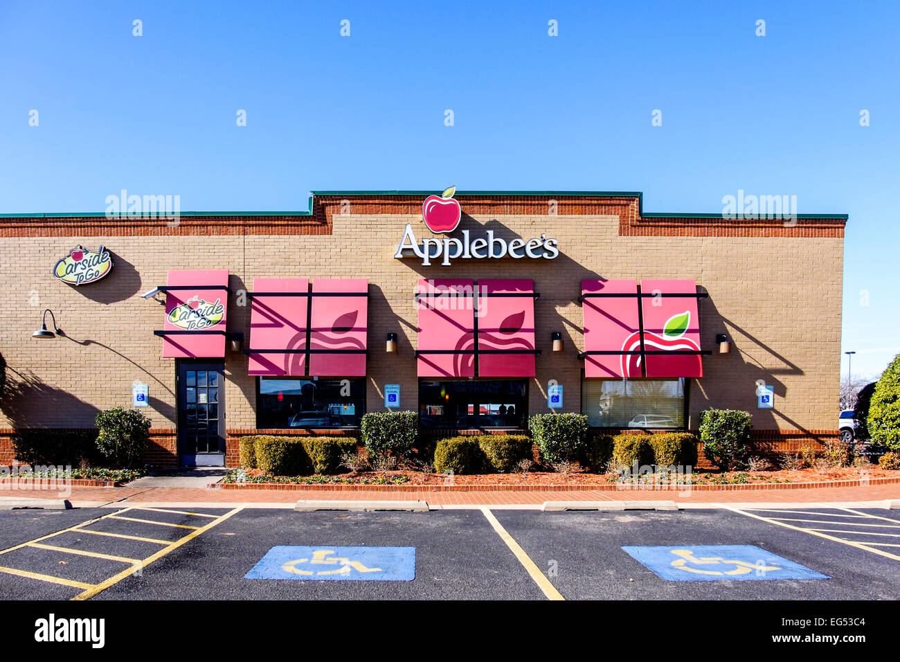 Des places de stationnement handicapés en face d'un Applebee's restaurant à Oklahoma City, Oklahoma, USA. Banque D'Images
