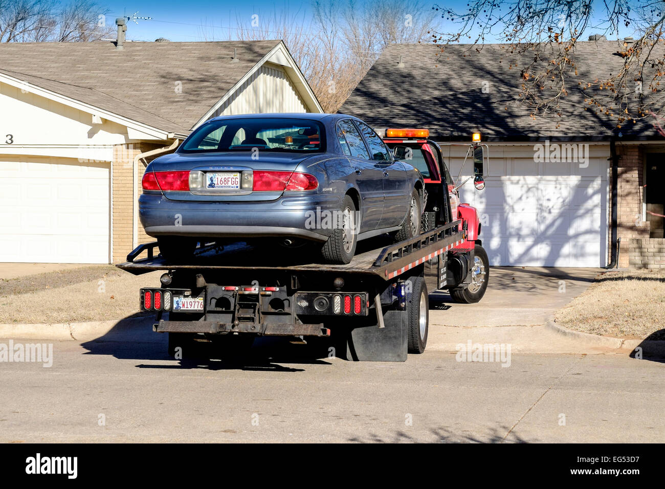 Un vieux 2000 Buick Lesabre ayant besoin de réparations est chargé vers le haut sur une dépanneuse lourde pour le transport d'un mécanicien. Oklahoma City, Oklahoma, USA Banque D'Images