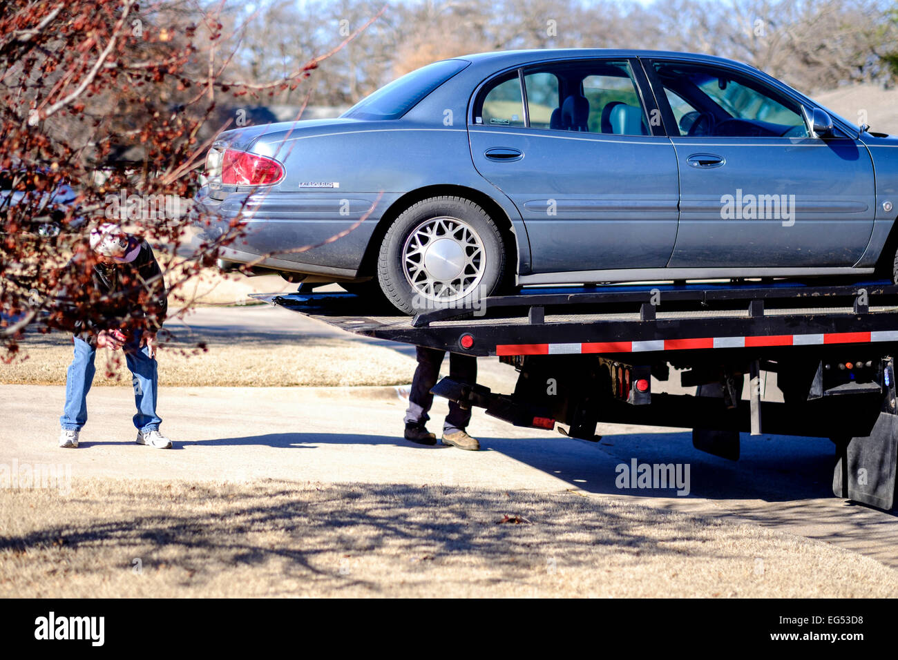 Une Buick Lesabre d'être chargés sur une dépanneuse lourde pour le transport d'une concession pour des réparations lorsque le propriétaire, est sur.Oklahoma City, États-Unis Banque D'Images