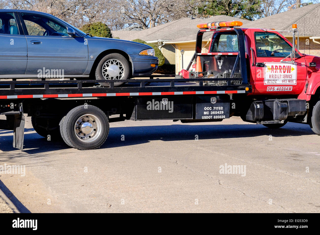 Un modèle 2000 Buick Lesabre d'être chargés sur une dépanneuse lourde pour le transport à un concessionnaire pour les réparations. Banque D'Images