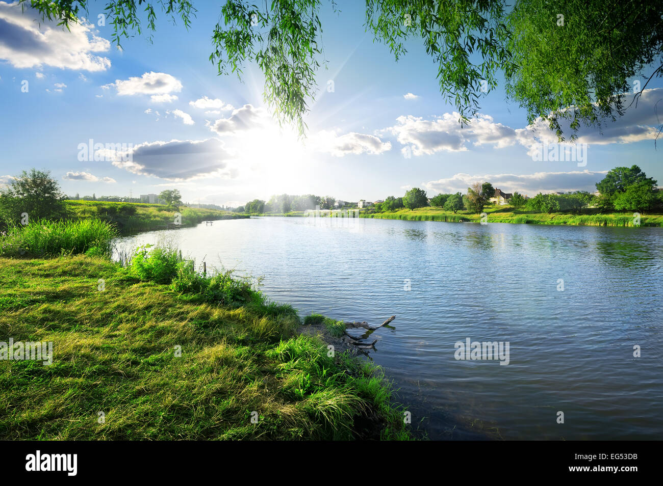 Journée ensoleillée sur une rivière calme en été Banque D'Images