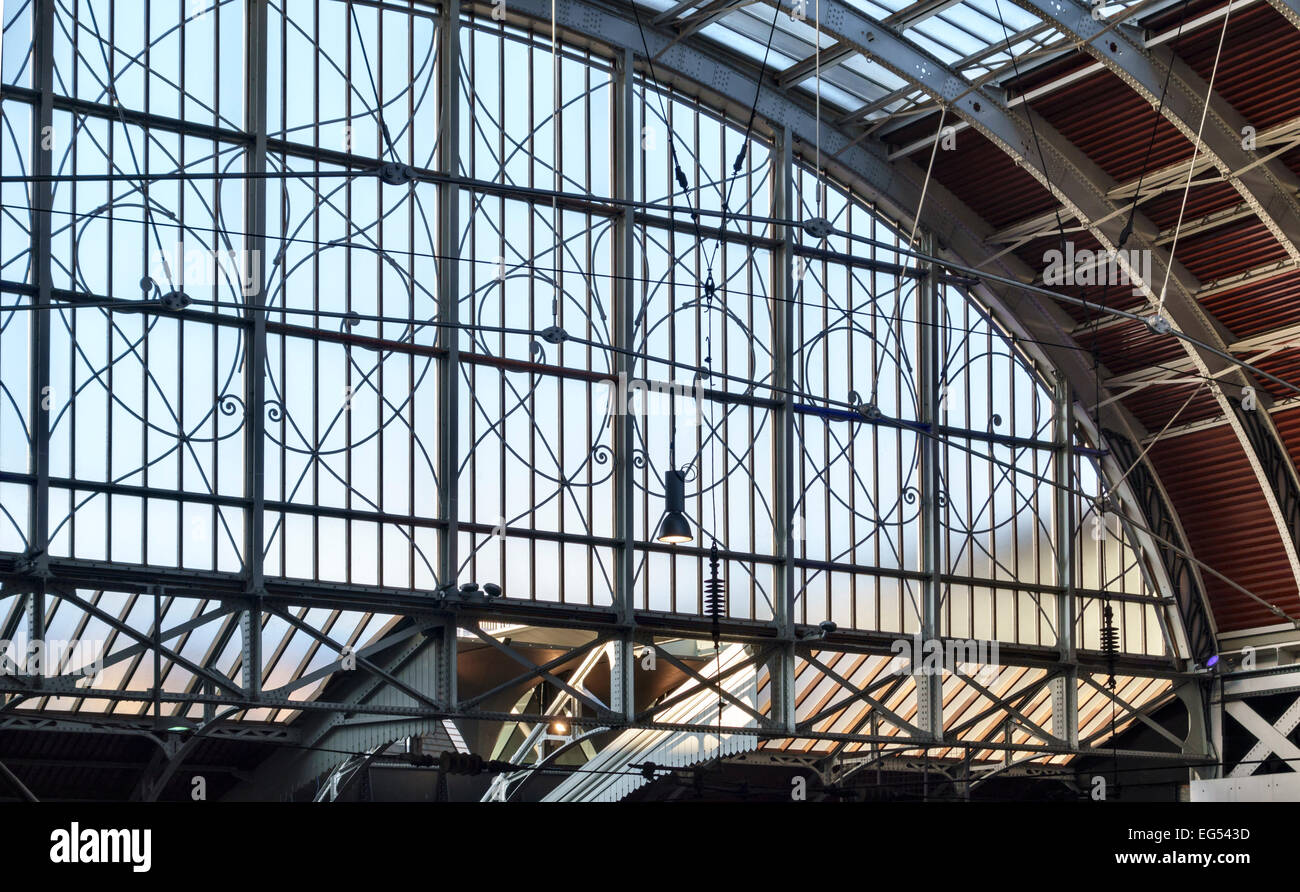 La gare de Paddington, Londres, Royaume-Uni. Metal victorienne originale sur l'immense fenêtre remplages enjambant les plates-formes (conçu par Brunel) Banque D'Images