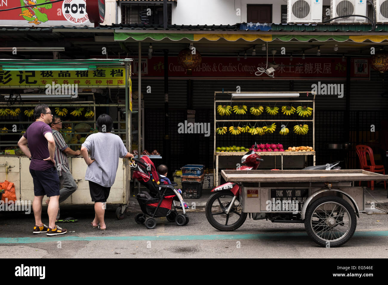 Étal de fruits et de moto dans le Jalan Alor colporteurs food street à Kuala Lumpur, Malaisie. Banque D'Images