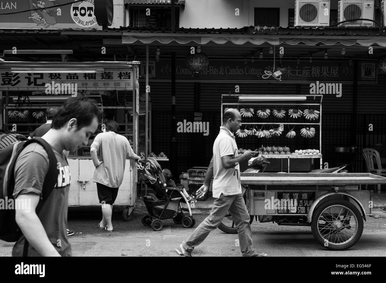 Étal de fruits et de moto dans le Jalan Alor colporteurs food street à Kuala Lumpur, Malaisie. Banque D'Images