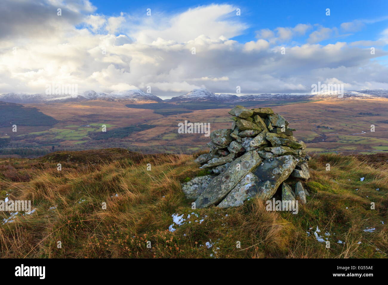 Une vue lointaine de l'Rhinogs à partir de l'extrémité nord de Coed Y Brenin forest, Snowdonia, Banque D'Images