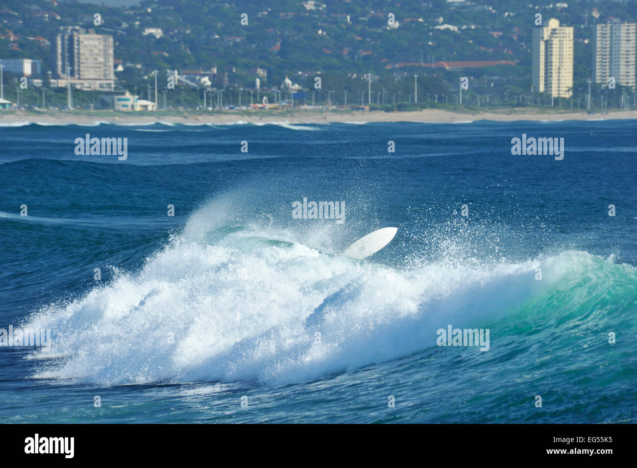 Surf blanc voler hors de l'eau après avoir surfer essuyer le déferlement, baie de Durban, le KwaZulu-Natal, Afrique du Sud Banque D'Images
