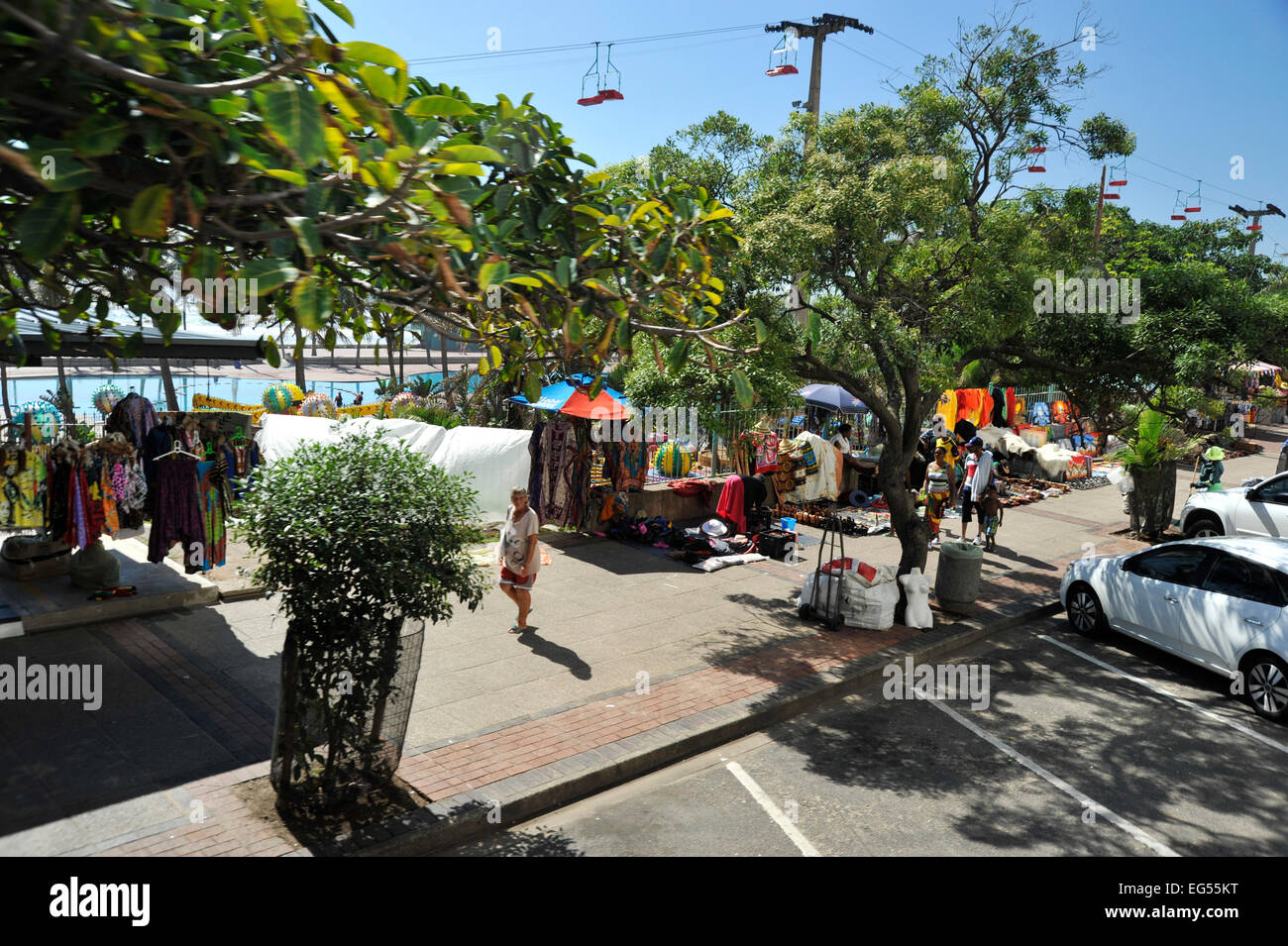 Paysage de la ville, vendeurs de souvenirs de trottoir vendant des curios, shopping touristique local, front de mer de Durban Golden Mile, KwaZulu-Natal, Afrique du Sud, économie Banque D'Images