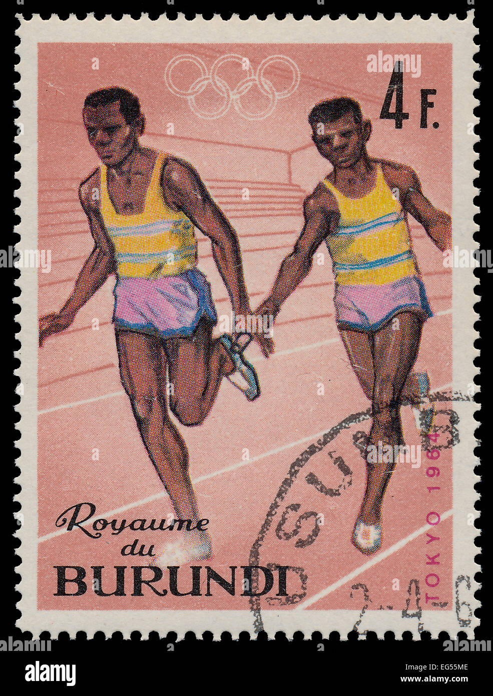 BURUNDI - circa 1964 : timbre imprimé au Burundi montre course de relais, Jeux Olympiques de série à Tokyo, vers 1964 Banque D'Images