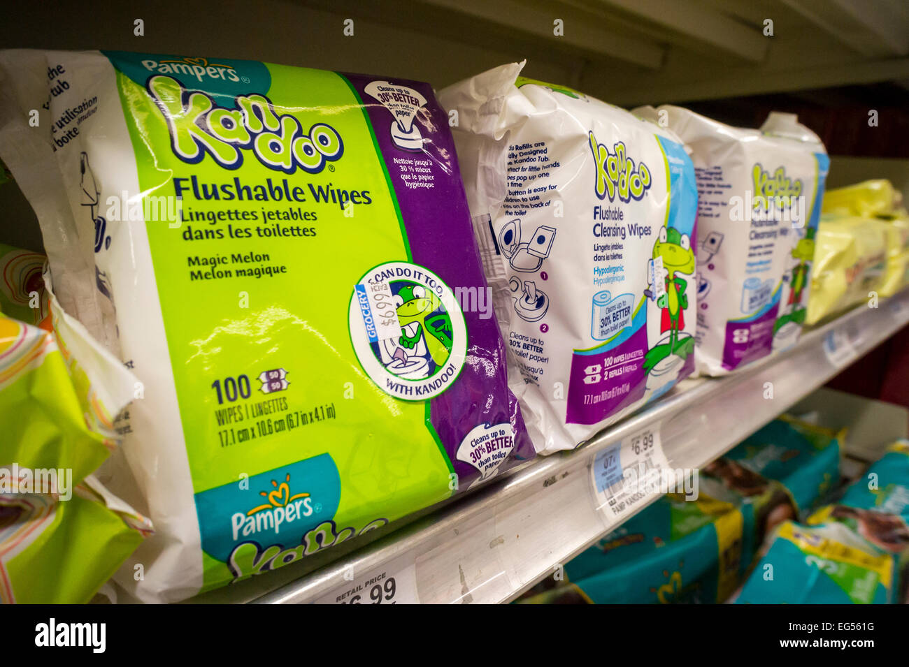 Paquets de Pampers Kandoo lingettes de marque sont vus sur une étagère de  supermarché, à New York, le jeudi 12 février, 2015. Les lingettes y compris  d'autres marques, qui sont annoncés comme